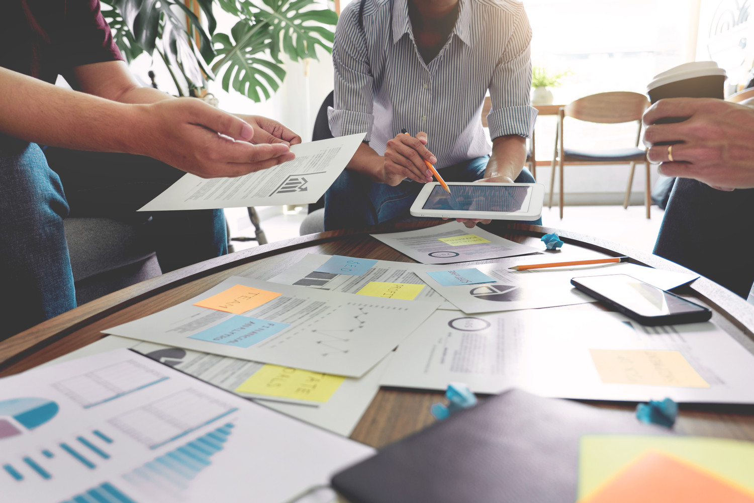 Business,People,Writing,On,Sticky,Notes,For,Colleagues,Thinking,Strategy